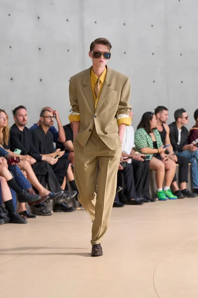Look 10